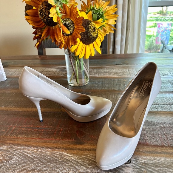 🍾💟🥂AUTHENTIC GUCCI Leather Platform tan/cream Pumps - Great Condition!🍾🥂 - Picture 15 of 16